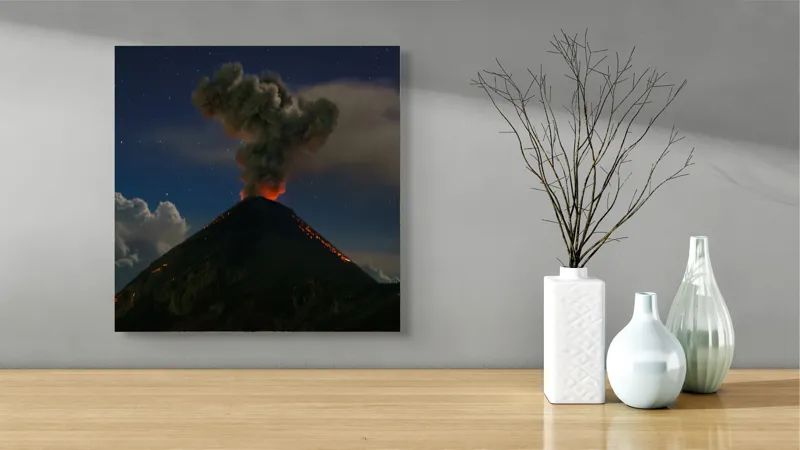 Tablou Canvas, "Erupția vulcanului în miez de noapte", Nor, Fum, Erupție, Noapte, Stele, Lumină, Lavă, Cer, Vulcan, Spectacol, Natură, Putere., 50 x 50 cm – poza 3