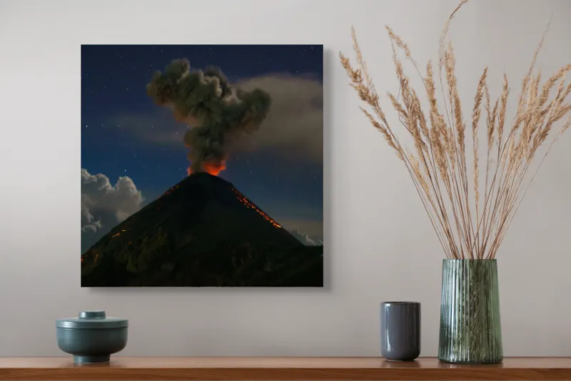 Tablou Canvas, "Erupția vulcanului în miez de noapte", Nor, Fum, Erupție, Noapte, Stele, Lumină, Lavă, Cer, Vulcan, Spectacol, Natură, Putere., 50 x 50 cm – poza 4