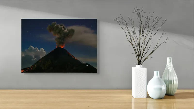 Tablou Canvas, "Erupția vulcanului în miez de noapte", Nor, Fum, Erupție, Noapte, Stele, Lumină, Lavă, Cer, Vulcan, Spectacol, Natură, Putere., 54 x 39 cm – poza 3