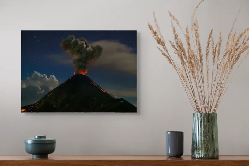 Tablou Canvas, "Erupția vulcanului în miez de noapte", Nor, Fum, Erupție, Noapte, Stele, Lumină, Lavă, Cer, Vulcan, Spectacol, Natură, Putere., 54 x 39 cm – poza 4