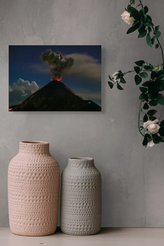 Tablou Canvas, "Erupția vulcanului în miez de noapte", Nor, Fum, Erupție, Noapte, Stele, Lumină, Lavă, Cer, Vulcan, Spectacol, Natură, Putere., 54 x 39 cm – poza 8
