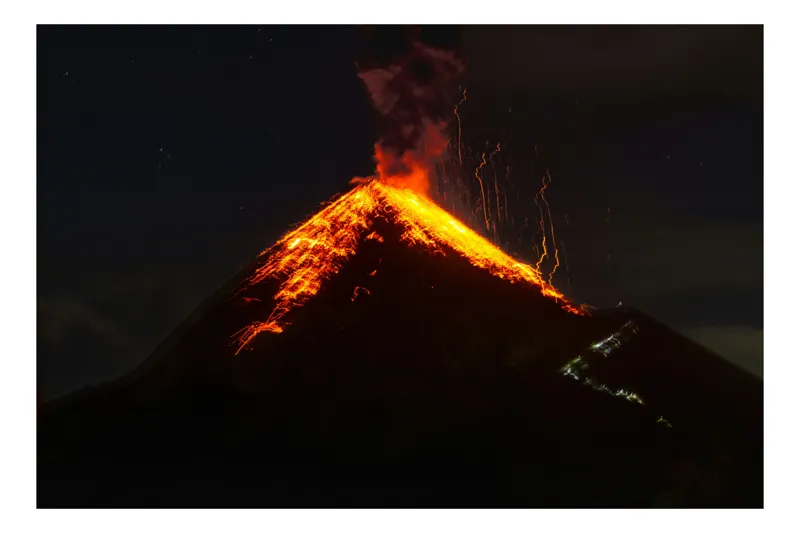 Tablou Canvas, "Eruptia furioasa a muntelui de foc", Lava, Foc, Eruptie, Noapte, Cer, Vulcan, Stralucire, Pericol, 39 x 26 cm