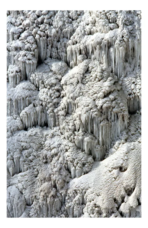 Tablou Canvas, "Forme înghețate ale naturii sculptate", Înghețat, Stalactite, Textură, Mineral, Alb, Rugozitate, Forme, Natură, Frig, Geometrie, 70 x 100 cm