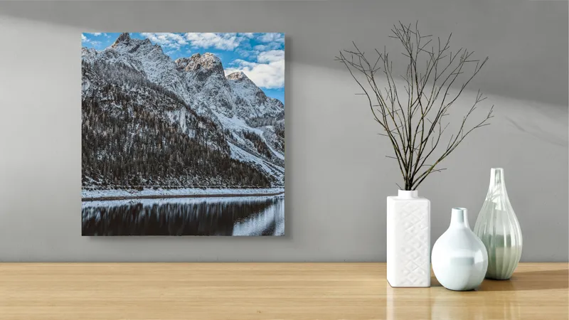 Tablou Canvas, "Oglindirea munților în lacul alpin", Stânci, Zăpadă, Reflecție, Lac, Norii, Cer, Pădure, 50 x 50 cm – poza 3
