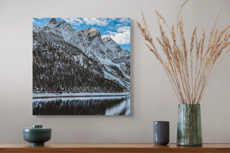 Tablou Canvas, "Oglindirea munților în lacul alpin", Stânci, Zăpadă, Reflecție, Lac, Norii, Cer, Pădure, 50 x 50 cm – poza 4