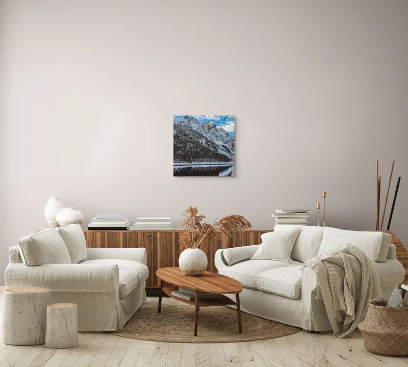 Tablou Canvas, "Oglindirea munților în lacul alpin", Stânci, Zăpadă, Reflecție, Lac, Norii, Cer, Pădure, 50 x 50 cm – poza 7