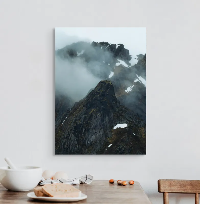 Tablou Canvas, "Norii dansează pe crestele munților", Mister, Măreție, Ceață, Stânci, Zăpadă, Sălbăticie, Înălțime, Natură, 50 x 70 cm – poza 3