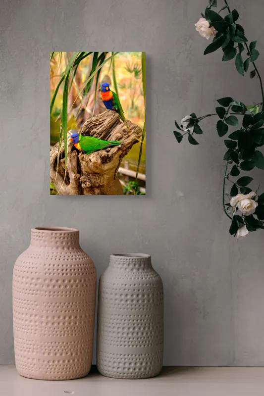 Tablou Canvas, "Papagali colorați pe trunchi pitoresc", Papagali, Culori, Viu, Natură, Trunchi, Frunziș, Pene, Verde, Portocaliu, Albastru, 26 x 39 cm – poza 6