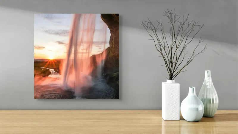 Tablou Canvas, "Cascadă strălucind la apusul soarelui", Apus, Cascade, Nori, Lumină, Stâncă, Apă, Peisaj, Verdeață, 50 x 50 cm – poza 3