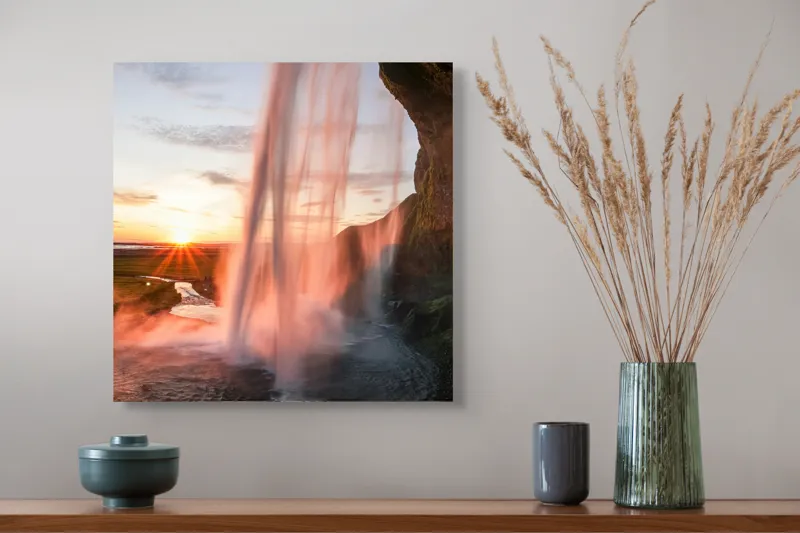 Tablou Canvas, "Cascadă strălucind la apusul soarelui", Apus, Cascade, Nori, Lumină, Stâncă, Apă, Peisaj, Verdeață, 50 x 50 cm – poza 4