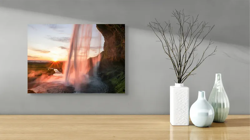 Tablou Canvas, "Cascadă strălucind la apusul soarelui", Apus, Cascade, Nori, Lumină, Stâncă, Apă, Peisaj, Verdeață, 54 x 39 cm – poza 3