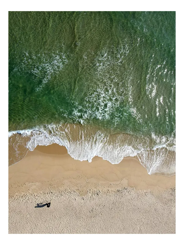 Tablou Canvas, "Pașii singuraticului pe țărmul mării", Valuri, Plajă, Spumă, Nisip, Umbre, Solitudine, Ocean, Verde, Texturi, Natură, 50 x 50 cm