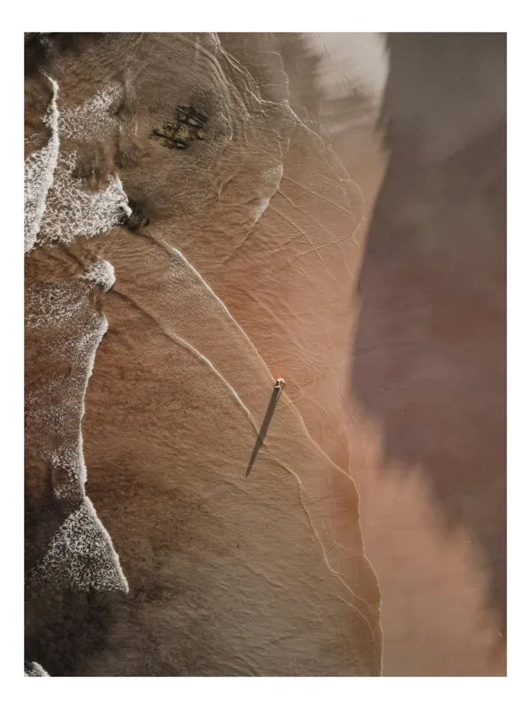 Tablou Canvas, "Umbra solitară pe plajă nisipoasă", Valuri, Nisip, Umbră, Singurătate, Ocean, Tranquilitate, Liniște, Contrast, Textură, Perspectivă., 50 x 90 cm
