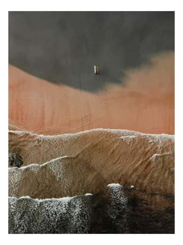 Tablou Canvas, "Un surfer singur pe plajă pustie", Nisip, Apa, Valuri, Surfer, Liniște, Natură, Coastă, 100 x 150 cm