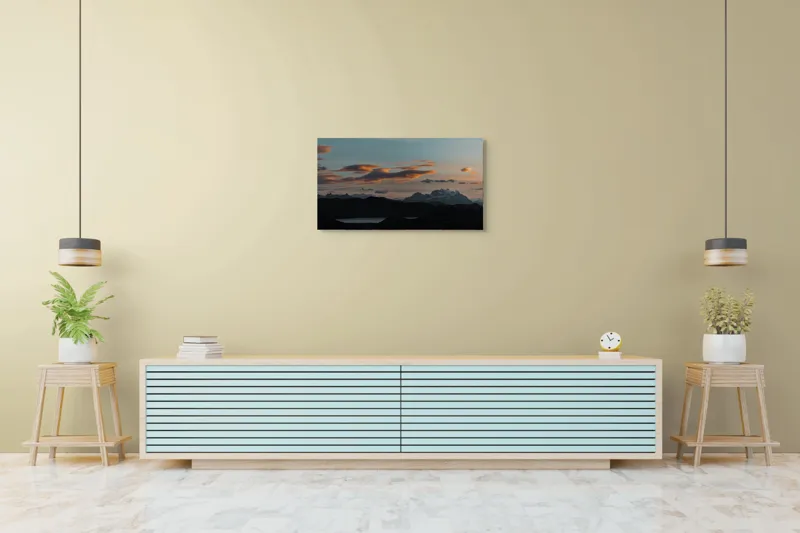Tablou Canvas, "Cerul prinde culorile apusului linistit", Cer, Nori, Munți, Lac, Siluetă, Apus, Peisaj, Lumină, Umbre, Natură, 90 x 50 cm – poza 5