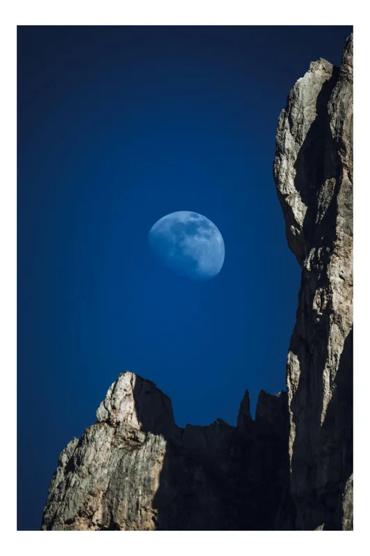 Tablou Canvas, "Luna și stâncile îmbrățișând cerul", Lună, Cer, Piatră, Stâncă, Noapte, Mister, Frumusețe, Natură, 100 x 100 cm