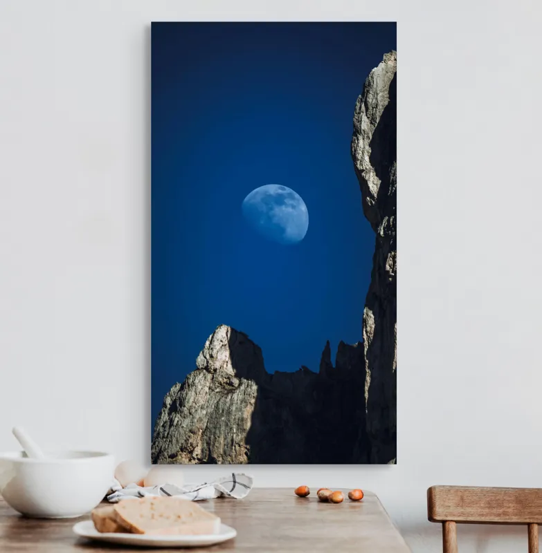 Tablou Canvas, "Luna și stâncile îmbrățișând cerul", Lună, Cer, Piatră, Stâncă, Noapte, Mister, Frumusețe, Natură, 50 x 90 cm – poza 3