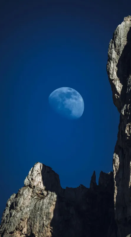 Tablou Canvas, "Luna și stâncile îmbrățișând cerul", Lună, Cer, Piatră, Stâncă, Noapte, Mister, Frumusețe, Natură, 50 x 90 cm – poza 2