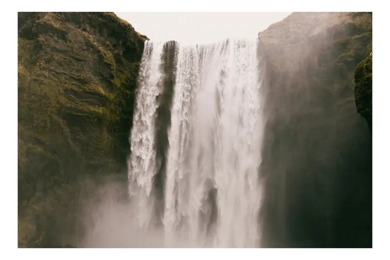 Tablou Canvas, "Cascada misterioasă din tărâmul pierdut", Cascadă, Natură, Apă, Măreție, Forță, Spectacol, Roci, Curgere, Noroi, Ceață, 90 x 50 cm