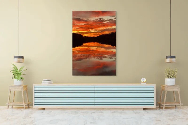 Tablou Canvas, "Focul cerului oglindit în ape", Apus, Reflecție, Cer, Nori, Lumină, Apă, Siluetă, Pădure, Roșu, Portocaliu, 100 x 150 cm – poza 4