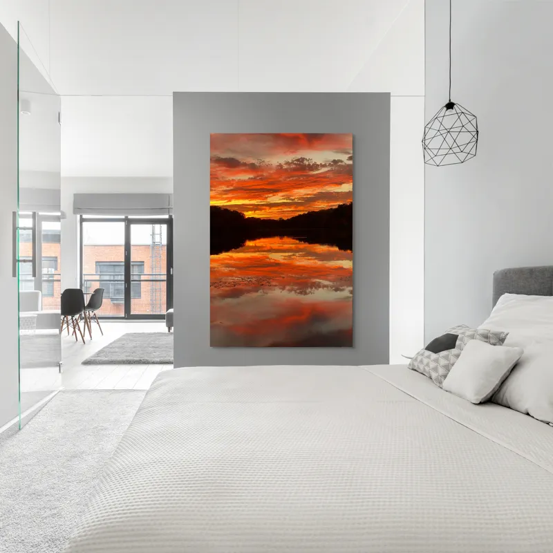 Tablou Canvas, "Focul cerului oglindit în ape", Apus, Reflecție, Cer, Nori, Lumină, Apă, Siluetă, Pădure, Roșu, Portocaliu, 100 x 150 cm – poza 5