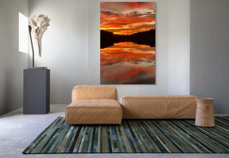 Tablou Canvas, "Focul cerului oglindit în ape", Apus, Reflecție, Cer, Nori, Lumină, Apă, Siluetă, Pădure, Roșu, Portocaliu, 100 x 150 cm – poza 7