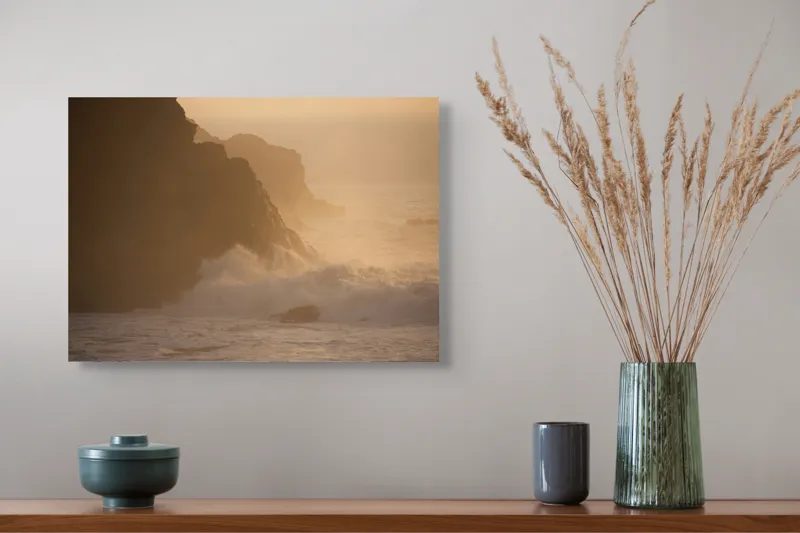 Tablou Canvas, "Valuri și stânci la apus", Apus, Stânci, Valuri, Ceață, Ocean, Lumină, Aurie, Peisaj, Natură, Calm., 54 x 39 cm – poza 4