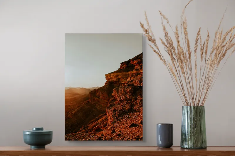 Tablou Canvas, "Apus pe stâncile deșertului roșu", Rocă, Apus, Deschis, Arid, Munți, Orizont, Lumină, Textură, Ruginiu, Sălbatic, 39 x 54 cm – poza 3