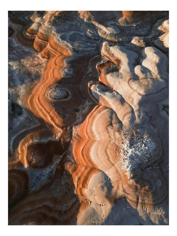 Tablou Canvas, "Dansul culorilor pe stâncile deșertului", Maro, Portocaliu, Ocru, Texturi, Valuri, Erodare, Stratificare, Natură, Abstract, Organic, Geologie, Reliefului, Culori, Modelare., 39 x 54 cm