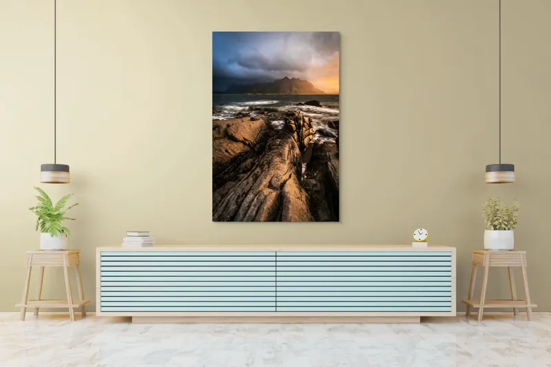 Tablou Canvas, "Razele apusului mângâie stâncile mării", Pietre, Mare, Valuri, Munți, Cer, Nor, Apus, Lumină, 100 x 150 cm – poza 4