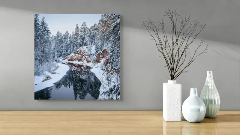 Tablou Canvas, "Tărâmul iernii și al apei liniștite", Natura, Iarnă, Pădure, Râu, Gheață, Reflecție, Stânci, Pini, Zăpadă, Cer, Liniște, 50 x 50 cm – poza 3