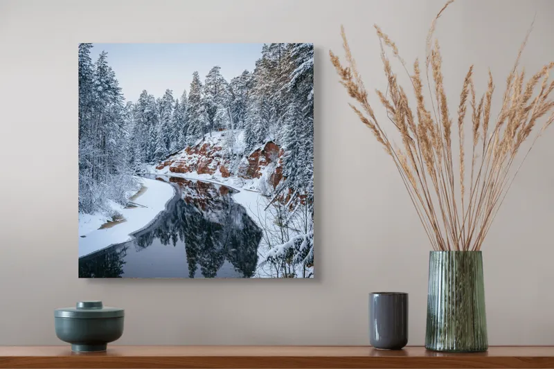 Tablou Canvas, "Tărâmul iernii și al apei liniștite", Natura, Iarnă, Pădure, Râu, Gheață, Reflecție, Stânci, Pini, Zăpadă, Cer, Liniște, 50 x 50 cm – poza 4