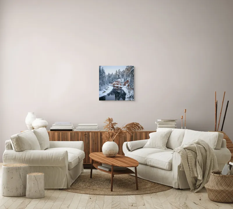 Tablou Canvas, "Tărâmul iernii și al apei liniștite", Natura, Iarnă, Pădure, Râu, Gheață, Reflecție, Stânci, Pini, Zăpadă, Cer, Liniște, 50 x 50 cm – poza 7