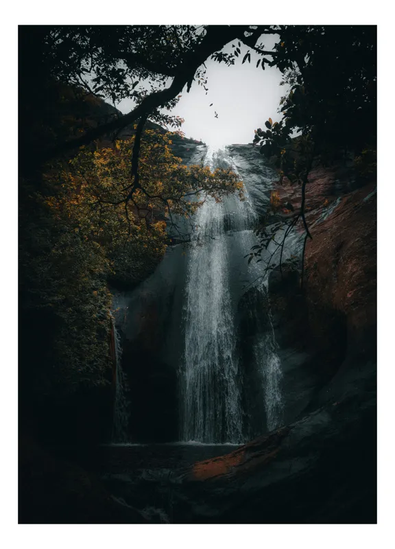 Tablou Canvas, "Cascada misterioasă din umbra pădurii", Cascadă, Pădure, Apă, Stânci, Vegetație, Umbre, Natură, Lumină, 50 x 90 cm