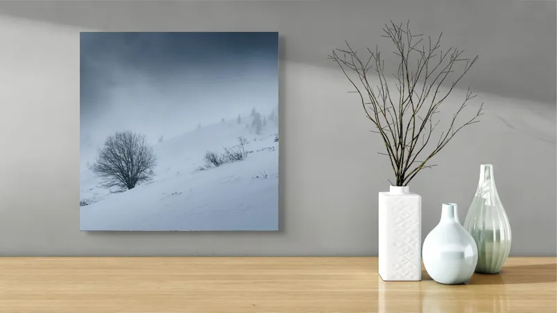Tablou Canvas, "Iarna învăluind peisajul montan alb", Rece, Înghețat, Pustiu, Norii, Singurătate, Calm, Alb, Iernatic, Ramuri, Ceață, 50 x 50 cm – poza 3