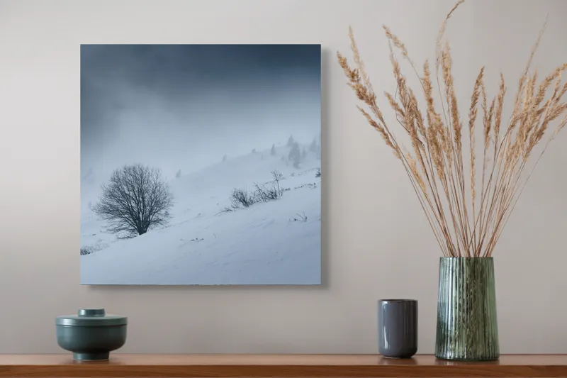 Tablou Canvas, "Iarna învăluind peisajul montan alb", Rece, Înghețat, Pustiu, Norii, Singurătate, Calm, Alb, Iernatic, Ramuri, Ceață, 50 x 50 cm – poza 4