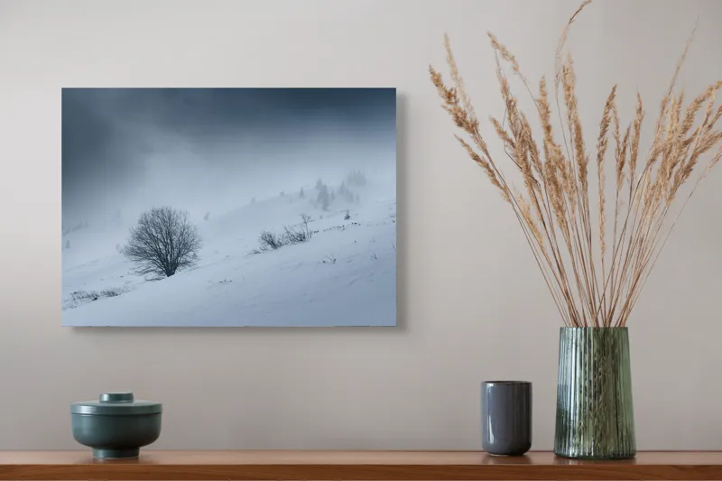 Tablou Canvas, "Iarna învăluind peisajul montan alb", Rece, Înghețat, Pustiu, Norii, Singurătate, Calm, Alb, Iernatic, Ramuri, Ceață, 54 x 39 cm – poza 4