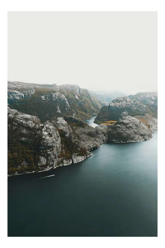 Tablou Canvas, "Navigând printre stâncile fjordului nordic", Frumusețe, Stânci, Apă, Peisaj, Natură, Liniște, Măreție, Văi, Perfectionare, Cer, Albastru, Timp, Eternitate, Verdeață, Magnific, Splendoare, Pace, Profunzime, Calm, Fascinant, 100 x 150 cm