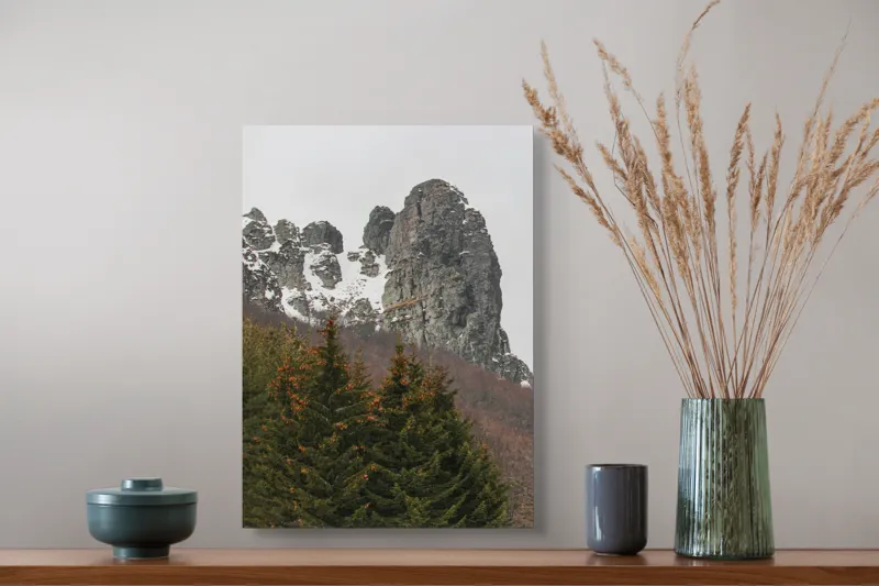 Tablou Canvas, "Tăcute stânci sub cerul înghețat", Montan, Stâncă, Zăpadă, Pădure, Cer, Vegetație, Natură, Răcoros, Abrupt, Peisaj., 39 x 54 cm – poza 3