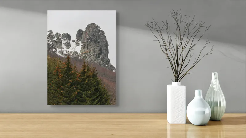 Tablou Canvas, "Tăcute stânci sub cerul înghețat", Montan, Stâncă, Zăpadă, Pădure, Cer, Vegetație, Natură, Răcoros, Abrupt, Peisaj., 39 x 54 cm – poza 4