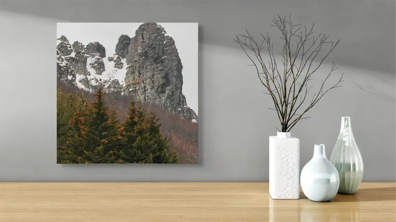 Tablou Canvas, "Tăcute stânci sub cerul înghețat", Montan, Stâncă, Zăpadă, Pădure, Cer, Vegetație, Natură, Răcoros, Abrupt, Peisaj., 50 x 50 cm – poza 3