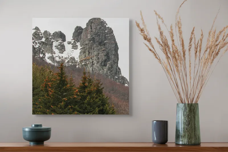 Tablou Canvas, "Tăcute stânci sub cerul înghețat", Montan, Stâncă, Zăpadă, Pădure, Cer, Vegetație, Natură, Răcoros, Abrupt, Peisaj., 50 x 50 cm – poza 4
