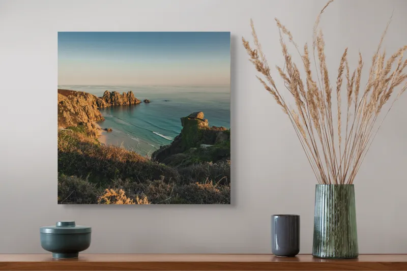 Tablou Canvas, "Apus de soare pe coasta de piatră", Ocean, Stânci, Plajă, Vegetație, Cer, Apus, Calm, Peisaj, Natură, Orizont, 50 x 50 cm – poza 4