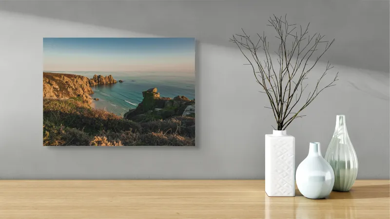 Tablou Canvas, "Apus de soare pe coasta de piatră", Ocean, Stânci, Plajă, Vegetație, Cer, Apus, Calm, Peisaj, Natură, Orizont, 54 x 39 cm – poza 3