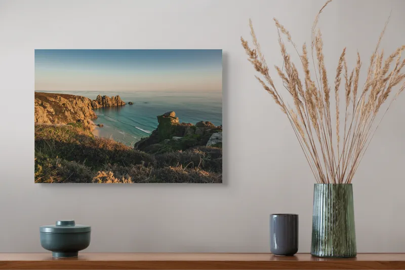 Tablou Canvas, "Apus de soare pe coasta de piatră", Ocean, Stânci, Plajă, Vegetație, Cer, Apus, Calm, Peisaj, Natură, Orizont, 54 x 39 cm – poza 4