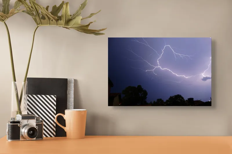 Tablou Canvas, "Dansul electric al cerului nocturn", Fulger, Cer, Noapte, Natură, Energie, Dramatic, Cer Întunecat, Trăsnete, Putere, Spectacol, 39 x 26 cm – poza 3