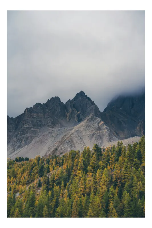 Tablou Canvas, "Culorile toamnei la poalele munților", Măreție, Pădure, Stânci, Cer Noros, Vârfuri Ascuțite, Natură Sălbatică, Înnourat, Peisaj Montan, Vegetație Verde, Atmosferă Misterioasă, 26 x 39 cm