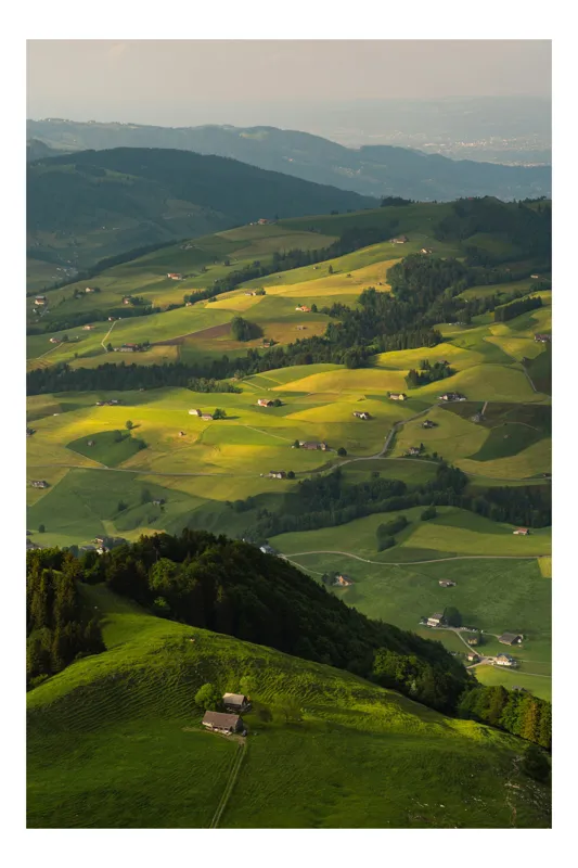Tablou Canvas, "Panorama colinelor verzi sub soare", Peisaj, Coline, Căsuțe, Natura, Verdeață, Lumină, Serenitate, Dealuri, Pajiști, Rural., 50 x 90 cm