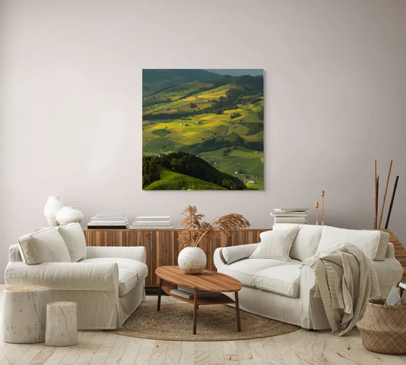 Tablou Canvas, "Panorama colinelor verzi sub soare", Peisaj, Coline, Căsuțe, Natura, Verdeață, Lumină, Serenitate, Dealuri, Pajiști, Rural., 100 x 100 cm – poza 3