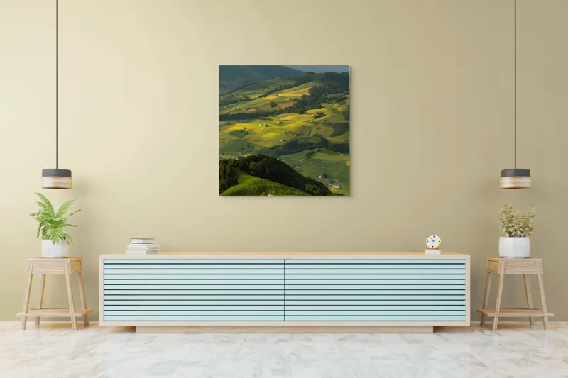 Tablou Canvas, "Panorama colinelor verzi sub soare", Peisaj, Coline, Căsuțe, Natura, Verdeață, Lumină, Serenitate, Dealuri, Pajiști, Rural., 100 x 100 cm – poza 5